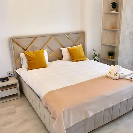 By R S 4 Aparthotel *