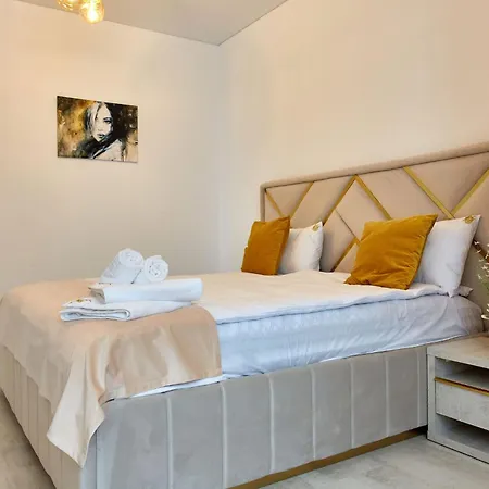 Apartmanhotel By R S 4 3*